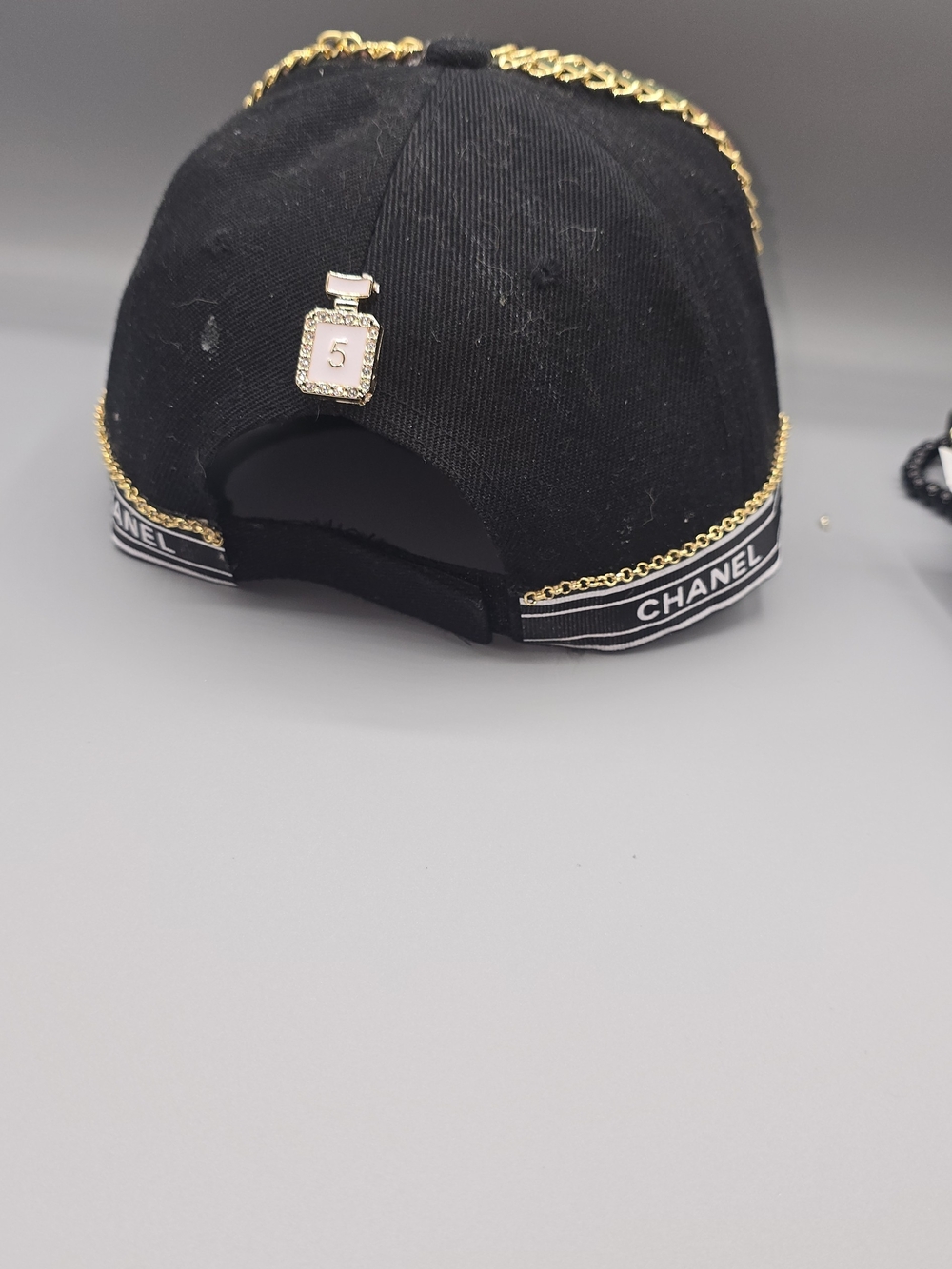 CHRIS BROWN CAMOFLAUGE HAT AND TIE NECKLACE. - Picture 8 of 10